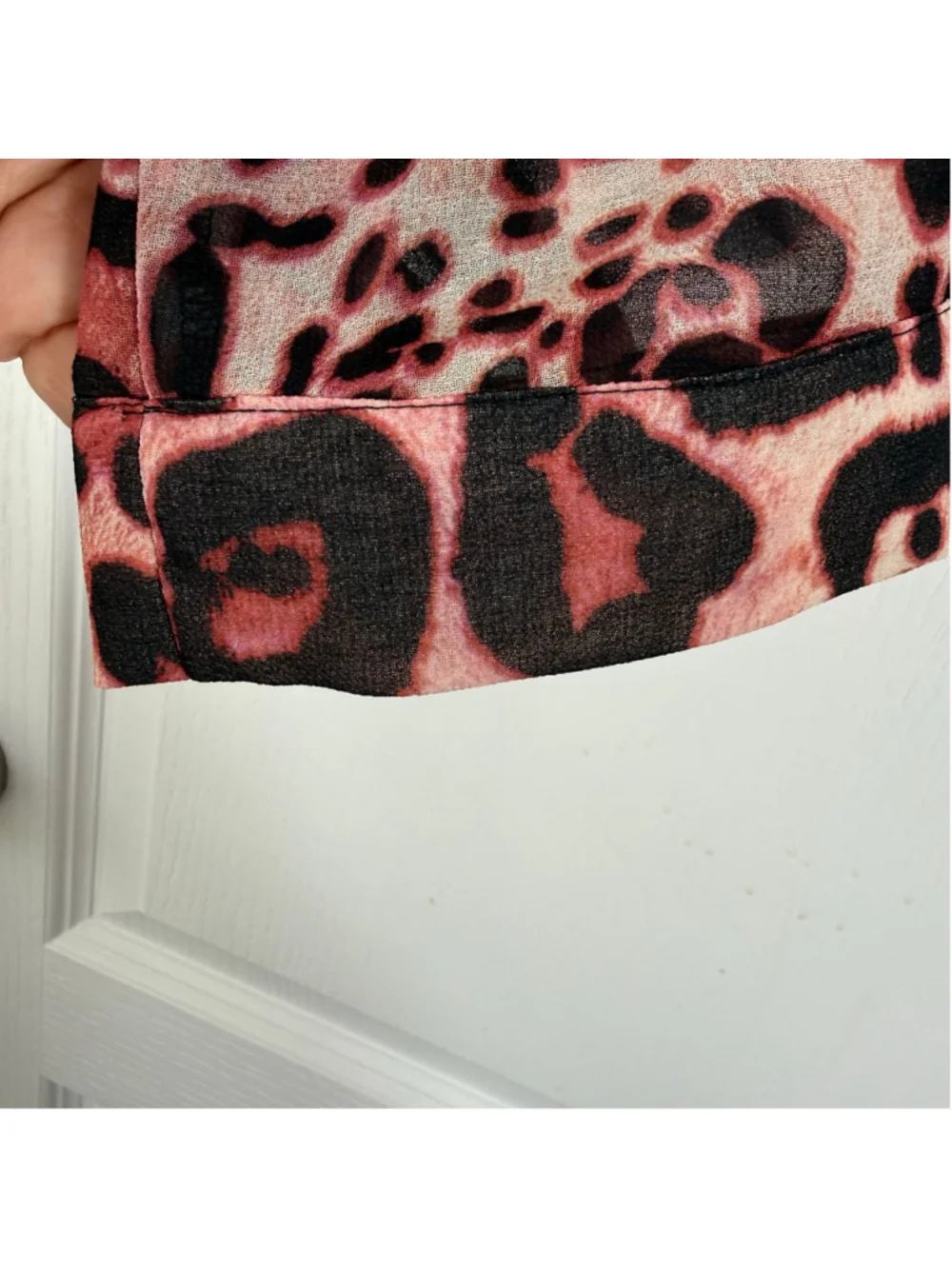 Women's Tahari Blouse Size M Pink Black Leopard Print Long Sleeve Button Down